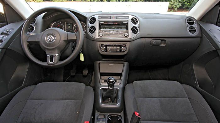 Το εσωτερικό του Tiguan είναι αυτό με την καλύτερη ποιότητα και φινίρισμα, ενώ έχει την πιο λιτή σχεδίαση και τη σωστότερη εργονομία. 